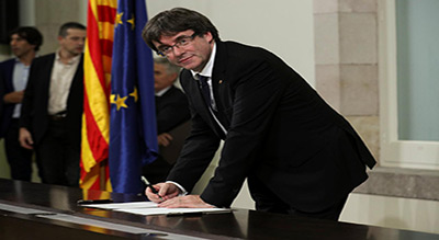 Le président de Catalogne a signé une déclaration d’indépendance mais la suspend
