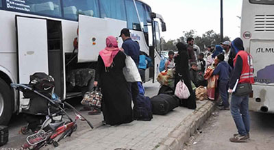 L’armée syrienne assure le retour de dizaines de réfugiés dans la banlieue de Homs
