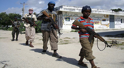 Somalie: les «shebab» forcent des civils à leur remettre leurs enfants, selon HRW

