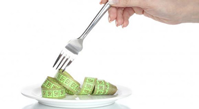 Manger moins vite permet de perdre du poids, selon une étude
