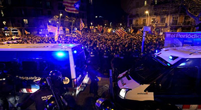 Espagne: des milliers de manifestants à Barcelone après l’arrestation de Puigdemont
