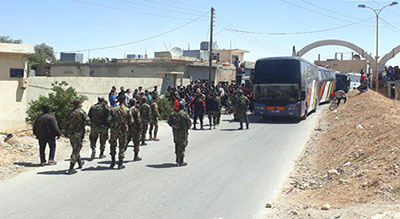 Des autobus transportant les terroristes et leurs familles sortent de Qalamoun est vers le nord du pays


