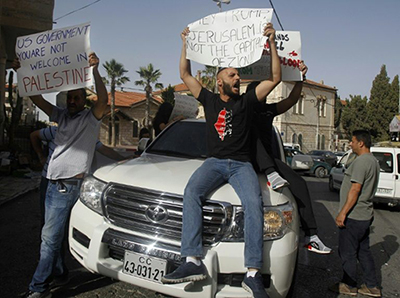 Cisjordanie: une délégation US visée par des jets d’oeufs de manifestants palestiniens