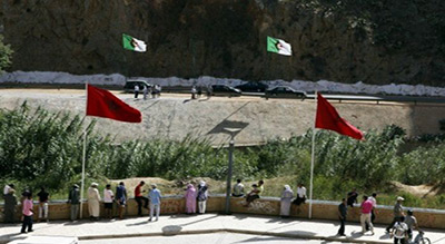 Des dizaines de Marocains réclament l’ouverture de la frontière avec l’Algérie
