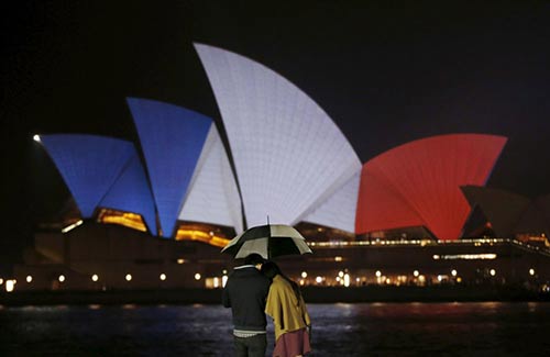 Bleu-blanc-rouge: les capitales du monde solidaires avec Paris.