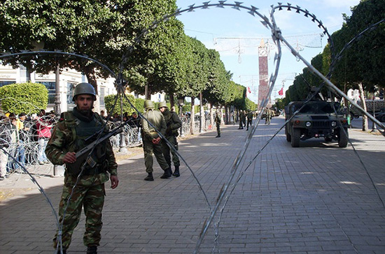 Tunisie: l'état d'urgence prolongé de trois mois.