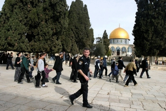 Une centaine de colons israéliens fait irruption dans la mosquée al-Aqsa à Jérusalem