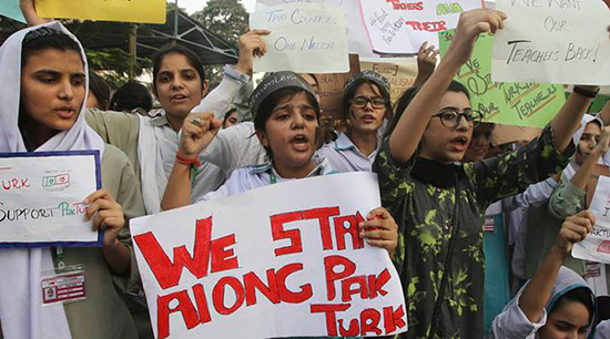 Protestations contre l'expulsion par le Pakistan d'enseignants turcs.