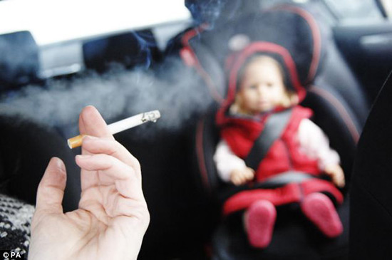 En Écosse, interdiction de fumer en voiture en présence d'un enfant.