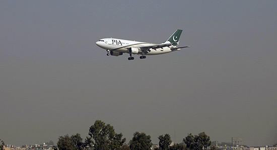 Un avion avec 47 personnes à bord s'écrase au Pakistan.