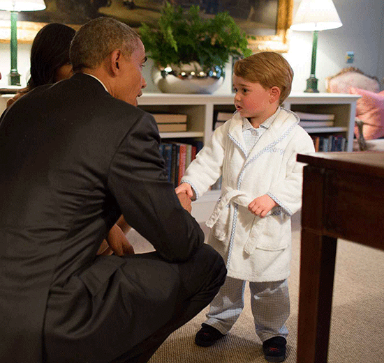 Le prince George accueille Obama en pyjama