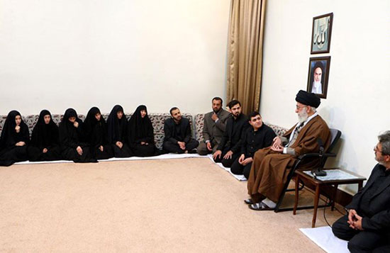 Sayed Khamenei reçoit la famille du leader martyr Mustafa Badreddine.