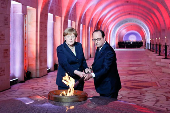 Hollande et Merkel appellent à protéger «la maison» Europe.