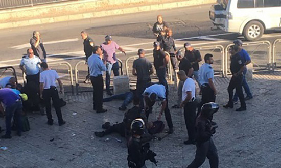 Deux policiers israéliens poignardés à l’est d’al-Qods occupée.
