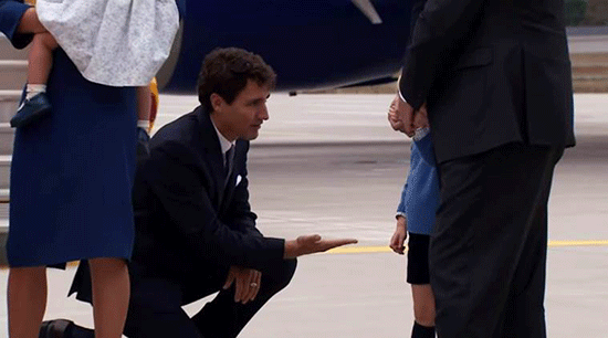 Le prince George refuse de saluer Justin Trudeau