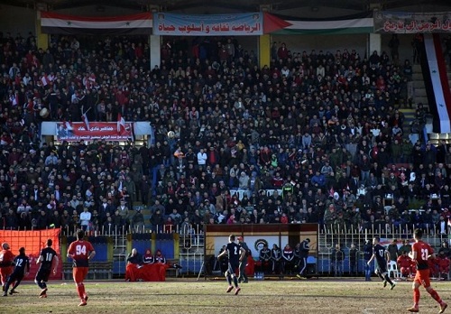 A Alep, des supporters ravis d’assister au premier match de foot depuis des années.