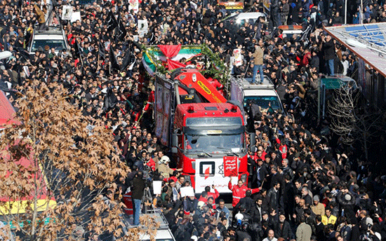 Iran: des milliers d'Iraniens aux obsèques de 16 pompiers morts dans l'effondrement d'un immeuble