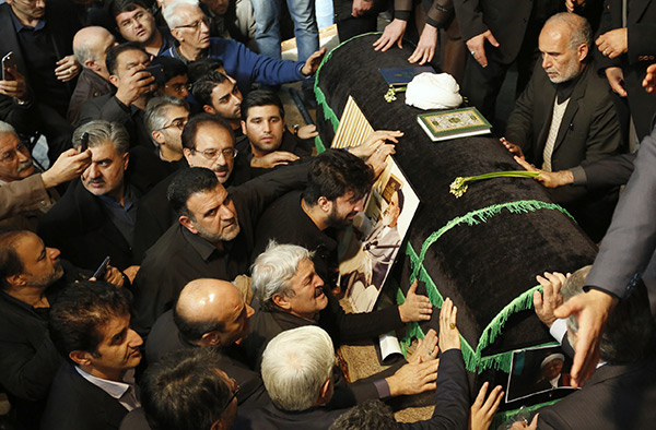 Iran: des dizaines de milliers de personnes aux funérailles de l’ex-président Rafsandjani.