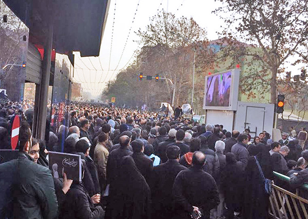 Iran: des dizaines de milliers de personnes aux funérailles de l’ex-président Rafsandjani.