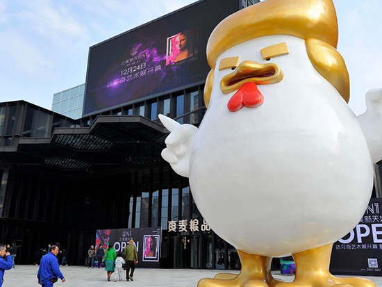 En Chine, Trump réincarné en poulet pour l'année du Coq.