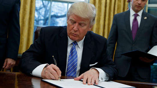 Trump signe l'acte de retrait des Etats-Unis du TPP.