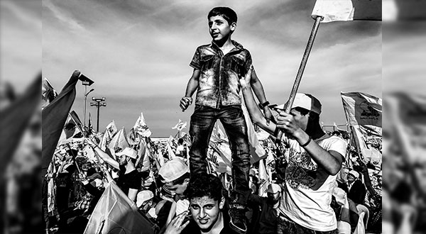La photo «Une célébration du Hezbollah» gagne le concours de photographie Czech Press Photo.