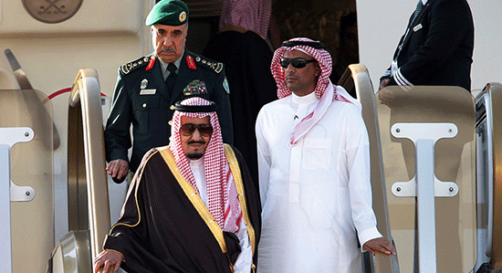 Pour son séjour asiatique, le roi saoudien embarque 459 tonnes de bagages, y compris 2 limousines
