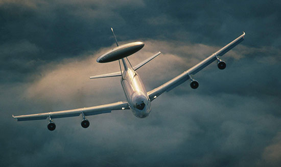 Un avion de reconnaissance AWACS français scanne la frontière russe