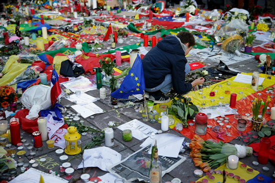 Un an après les attentats de Bruxelles, la Belgique toute entière rend hommage aux victimes.