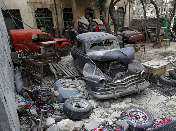 Il a vu ses voitures de collection détruites par la guerre à Alep.