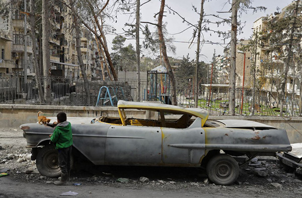Il a vu ses voitures de collection détruites par la guerre à Alep.