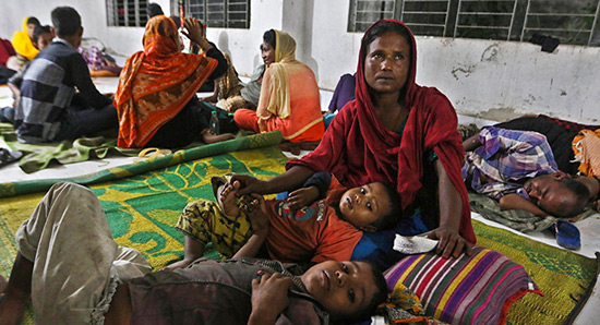 Bangladesh: le cyclone Mora touche terre, 300.000 personnes évacuées.
