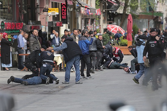 Istanbul: La police use de gaz lacrymogène pour disperser la manifestation du 1er mai