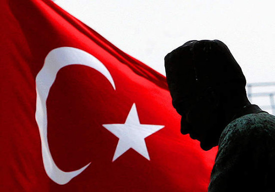 Turquie: plus de 4.000 juges et procureurs limogés.