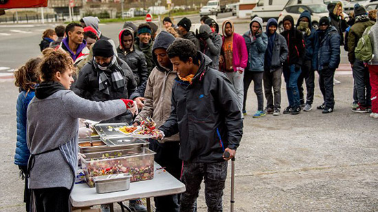Migrants de Calais: la justice française ordonne des mesures d'aide.