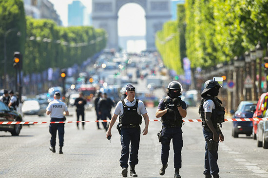 Attentat raté sur les Champs-Elysées: quatre membres de la famille de l'assaillant en garde à vue.