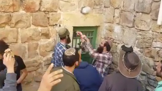 Des colons israéliens occupent un bâtiment à al-Khalil