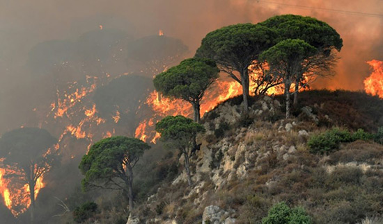 L'Italie toujours la proie des flammes.