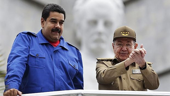 «Tu ne seras pas seul», assure Raul Castro à son allié Maduro.