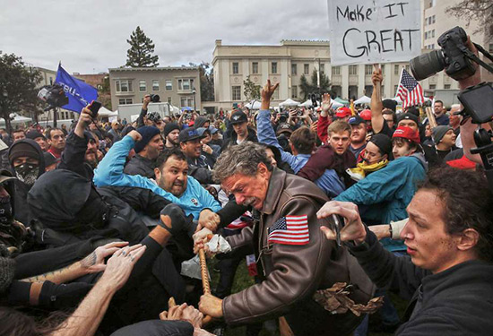 Etats-Unis: heurts à Berkeley entre pro-Trump et contre manifestants.