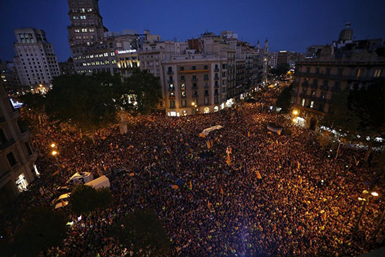Catalogne: Les catalans dans la rue, les chars espagnols aux frontières