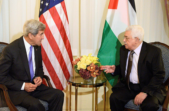 Kerry à Abbas: «Restez fort et n’abandonnez pas face à Trump».