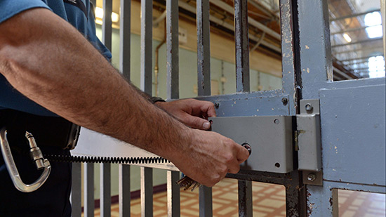 France: des gardiens en colère bloquent les prisons.