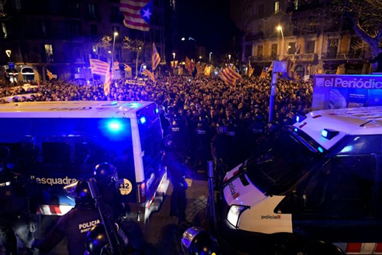 Espagne: des milliers de manifestants à Barcelone après l'arrestation de Puigdemont