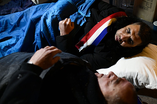 Paris: des élus passent la nuit dehors pour dénoncer les conditions de vie des sans-abri