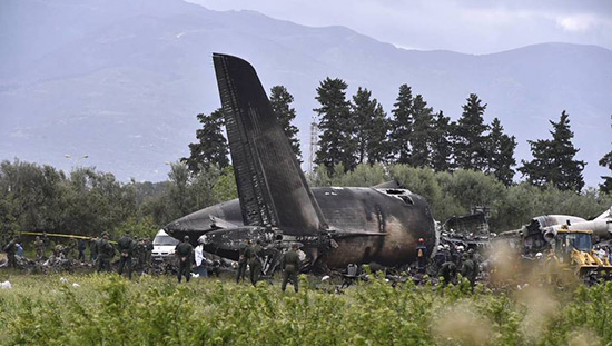 L'Algérie «sous le choc» après l'accident d'un avion militaire, titre la presse