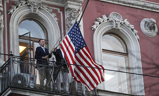 Le drapeau américain retiré du consulat US à Saint-Pétersbourg