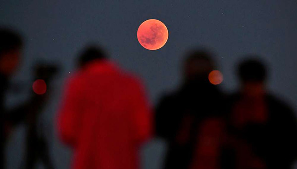 Le monde a observé la plus longue éclipse de Lune du XXIe siècle