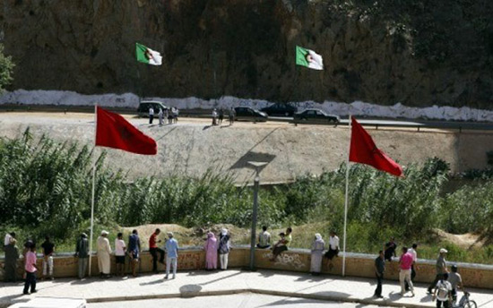 Des dizaines de Marocains réclament l’ouverture de la frontière avec l’Algérie