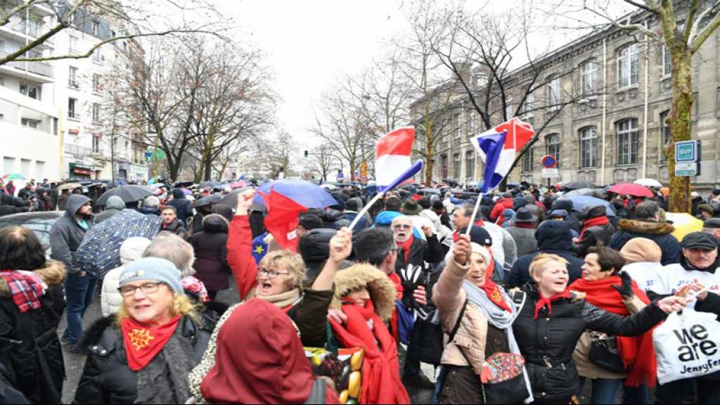 France: quelques milliers de «foulards rouges» défilent à Paris pour «défendre la démocratie»